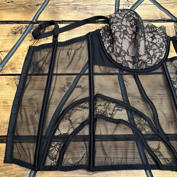 Victoria’s Secret 38D lace Bustier - Picture 4 of 6